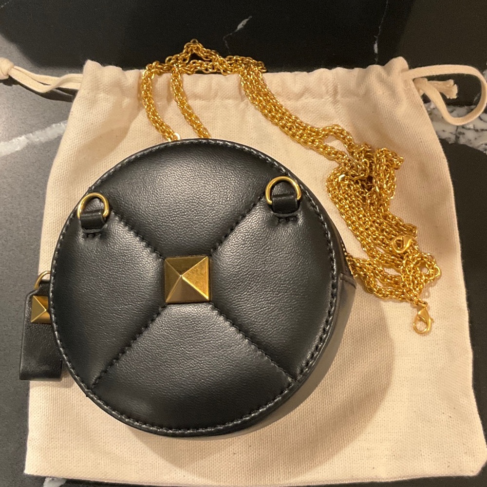 NEW / UNUSED Valentino Garavani Black Round Bag with Gold Chain - Picture 3 of 4